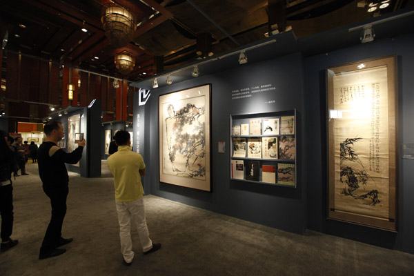 本次預(yù)展中特別為重點拍品配置了展陳墻，突出拍品的學(xué)術(shù)性.jpg