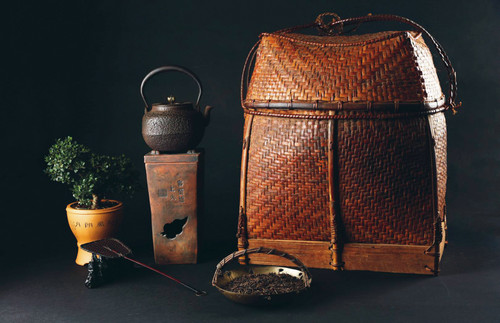 P186-20世紀(jì)80年代參香貢茶生茶 勐海茶廠 干倉8000克（一竹框）.jpg