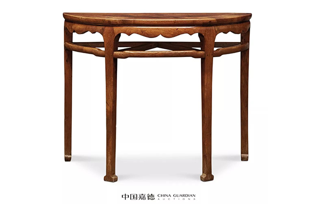 中國(guó)嘉德2019春拍精品導(dǎo)覽 | 兼具宋明風(fēng)格的佳例——黃花梨有束腰半月桌