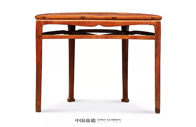 中國(guó)嘉德2019春拍精品導(dǎo)覽 | 兼具宋明風(fēng)格的佳例——黃花梨有束腰半月桌